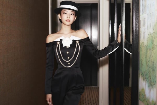 盤點7套 Jennie的「Chanel 山茶花搭配」！從紅毯到私服穿搭，人間香奈兒不是說假的！