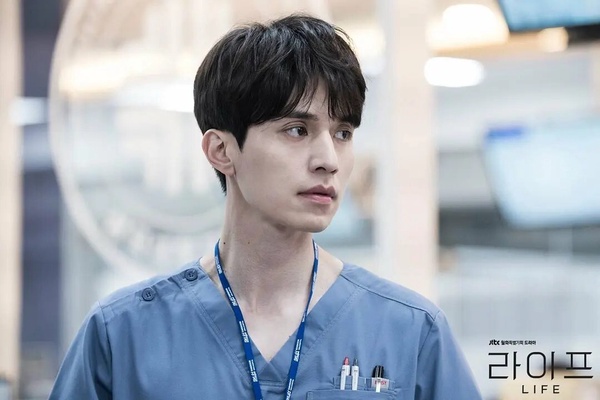 「沒爆紅但超好看」Netflix韓劇！《浮游先生》是被《影后》埋沒的神劇，第2部一追上癮