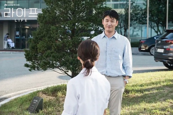 「沒爆紅但超好看」Netflix韓劇！《浮游先生》是被《影后》埋沒的神劇，第2部一追上癮