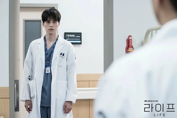 「沒爆紅但超好看」Netflix韓劇！《浮游先生》是被《影后》埋沒的神劇，第2部一追上癮