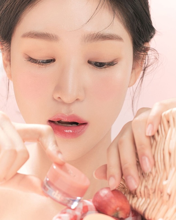 新手眼妝困擾全解！腫泡眼不用霧面眼影、這樣畫不顯髒