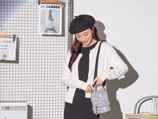 康是美史努比加價購第三彈「史努比手機收納包(黑/灰)」，加購價399元/個
