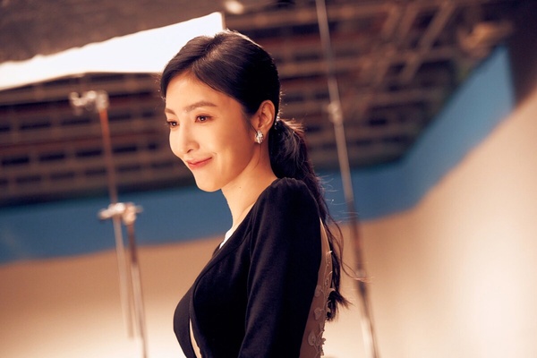 《影后》楊謹華曝試鏡辛酸過往！被迫與陌生人演吻戲還被換角，卻因此演了《敗犬》走紅