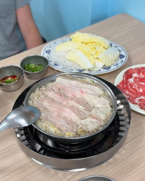 台北酸菜白肉鍋推薦Top15：老字號必吃長白小館、最強湯頭圍爐酸菜白肉火鍋！