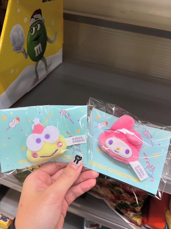 三麗鷗在全家！全家「三麗鷗聖誕樹吊飾」：美樂蒂、大耳狗、酷企鵝都有，再享優惠！