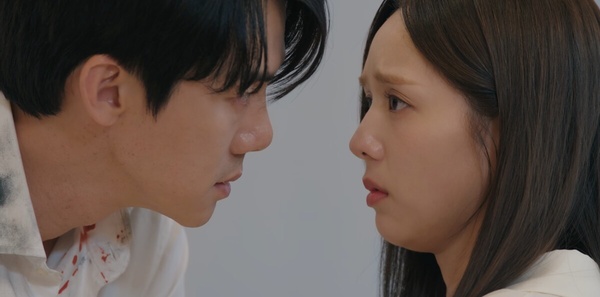 《現在撥打的電話》好上癮！嫩妻蔡秀彬被綁，霸總柳演錫卻喊：「找到屍體再聯絡我」？