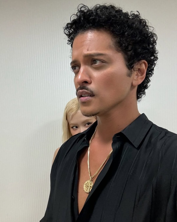 Rosé、Bruno Mars〈APT.〉舞台幕後故事曝光!因「這理由」無法在MAMA現場表演?