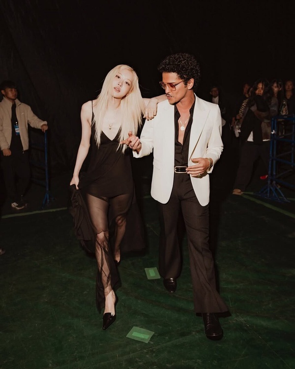 Rosé、Bruno Mars〈APT.〉舞台幕後故事曝光!因「這理由」無法在MAMA現場表演?
