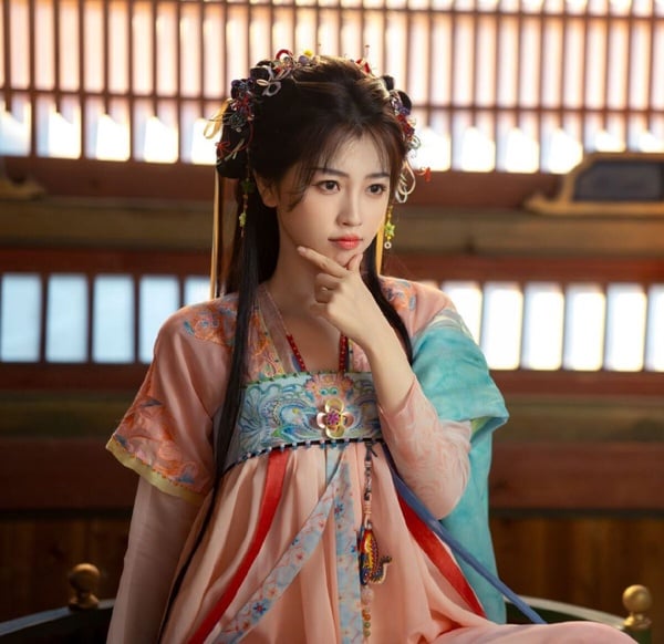 網評陸劇95花「古裝第一美」美人TOP10!《珠簾玉幕》趙露思第7，周也第3，冠軍真美成仙