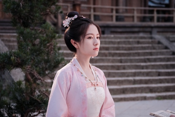 網評陸劇95花「古裝第一美」美人TOP10!《珠簾玉幕》趙露思第7，周也第3，冠軍真美成仙