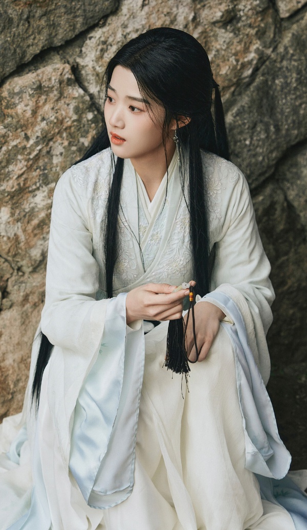 網評陸劇95花「古裝第一美」美人TOP10!《珠簾玉幕》趙露思第7，周也第3，冠軍真美成仙