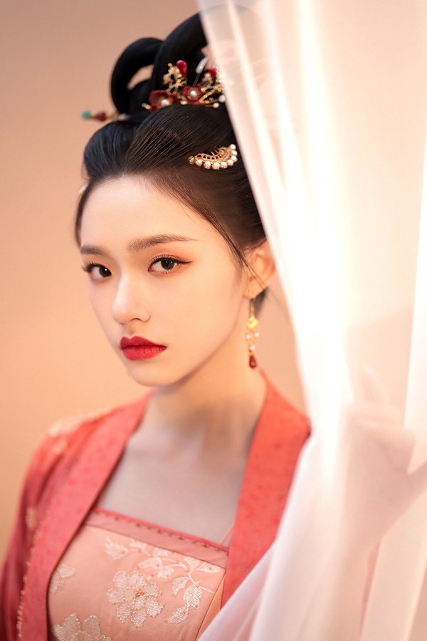 「低分劇比例最高」陸劇95花TOP10！虞書欣落榜，《珠簾玉幕》趙露思第2，冠軍真的勸退