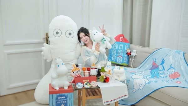 7-11「MOOMIN姆明家族」快閃購！160CM巨大溜溜抱枕、姆明家萬用毛毯枕、絨毛吊飾必收