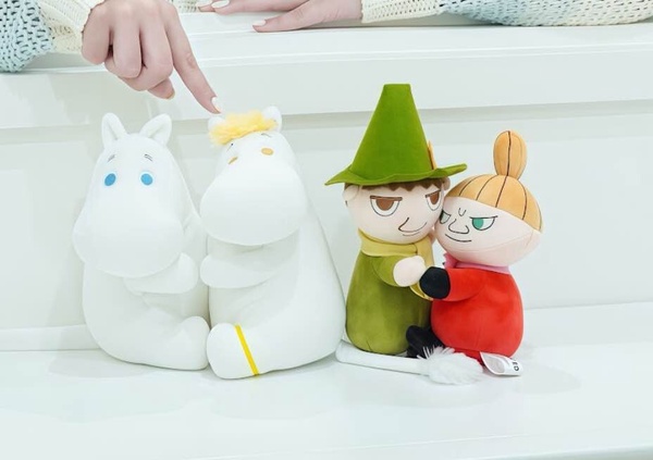 7-11「MOOMIN姆明家族」快閃購！160CM巨大溜溜抱枕、姆明家萬用毛毯枕、絨毛吊飾必收