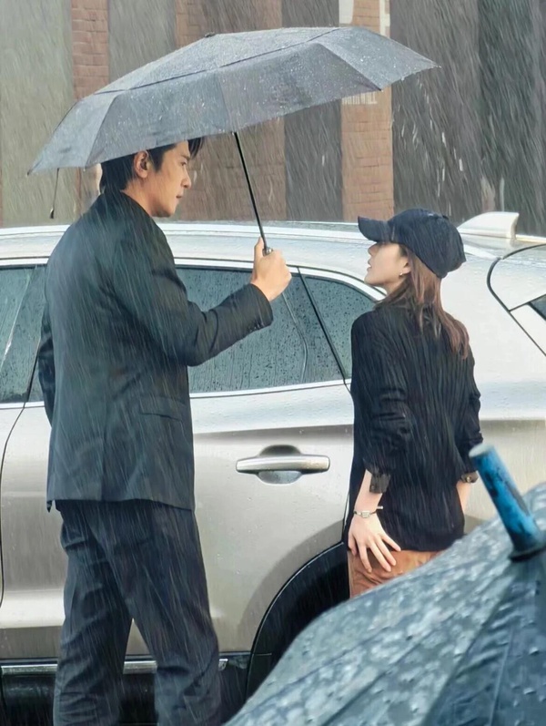 《珠簾玉幕》趙露思新劇《戀人》話題不斷！搭擋彭冠英吻戲路透曝光，最萌身高差超高甜