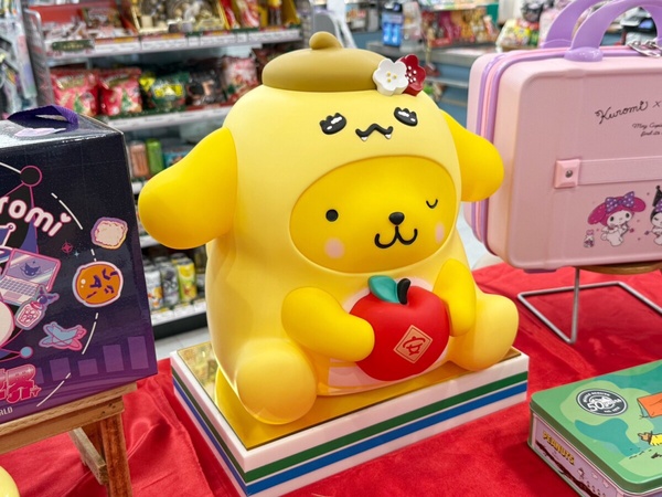 另外還有獨家販售的「布丁狗福蛇蜜糖造型桶」，造型布丁狗存錢筒高達36公分