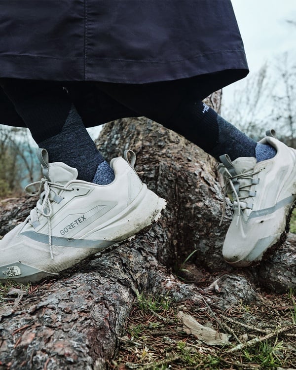 2025最新十款「Gore-Tex防水鞋」推薦！ASICS、HOKA、Clarks 舒適不腳濕，IU同款必收！