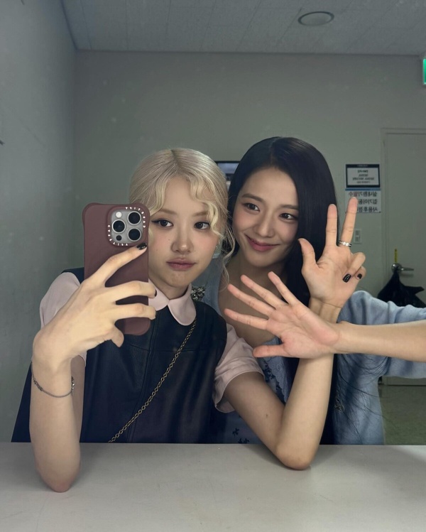 Rosé透露十分想念BLACKPINK成員，期待明年完整體回歸！