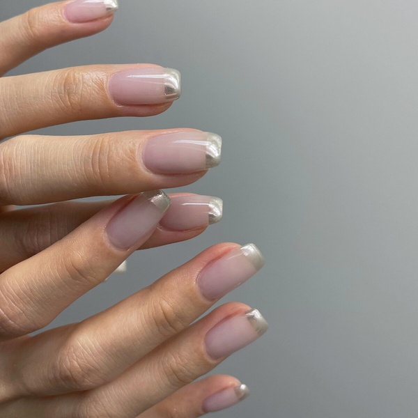 簡約美甲款式推薦3：鏡面法式美甲