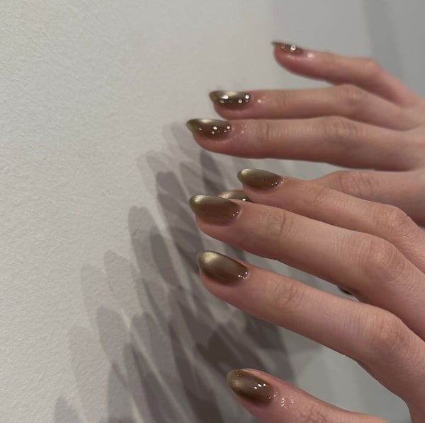 簡約美甲款式推薦5：光暈單色貓眼美甲