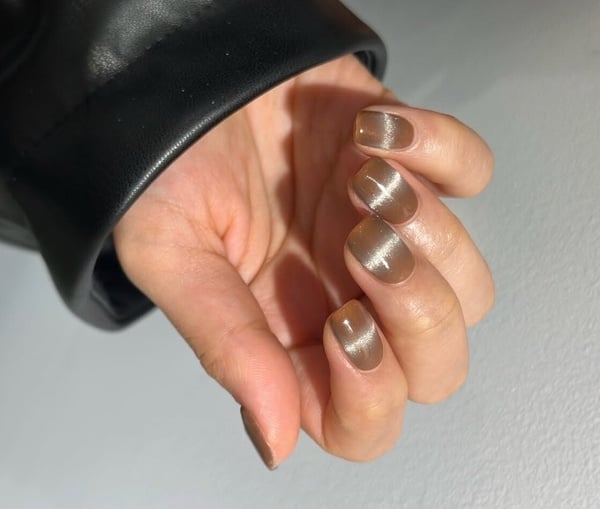 簡約美甲款式推薦7：直線貓眼美甲