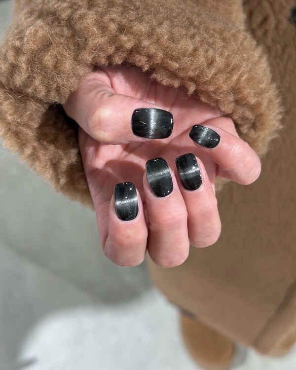 簡約美甲款式推薦7：直線貓眼美甲