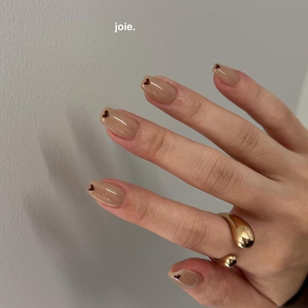 簡約美甲款式推薦8：愛心美甲