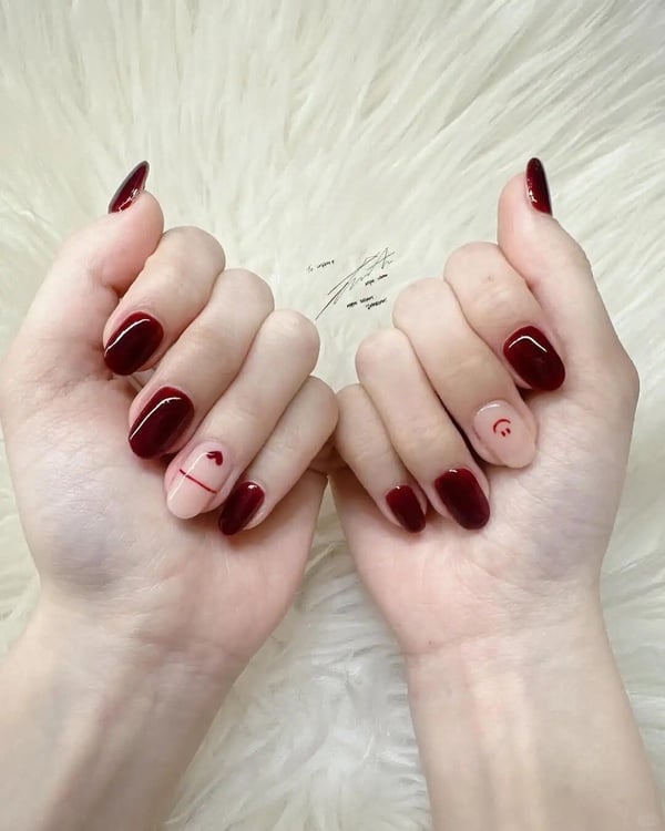 簡約美甲款式推薦9：童趣笑臉愛心美甲