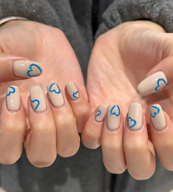 簡約美甲款式推薦10：立體愛心美甲