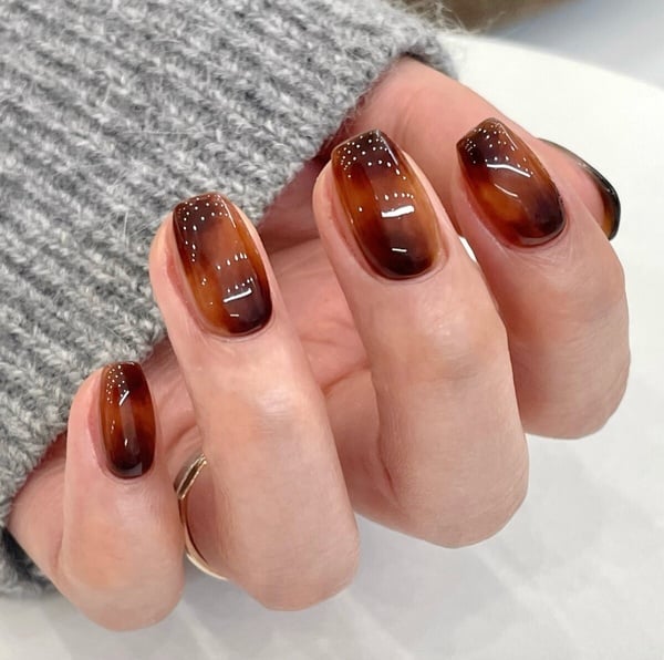 簡約美甲款式推薦13：焦糖琥珀棕美甲
