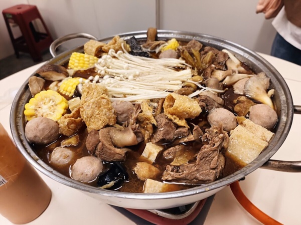在地老饕激推10家台北薑母鴨，喝上一口暖心又暖胃，「這家」居然還能加紅蟳！