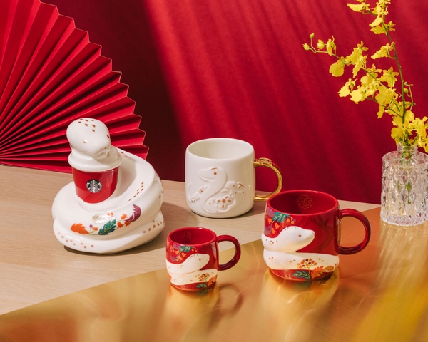 星巴克新品！星巴克蛇年新品：蛇年限定水晶球、蛇年熊寶寶、招財貓熊寶寶通通要收！