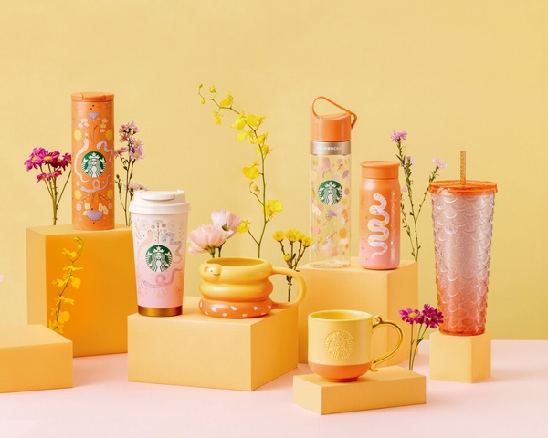 星巴克新品！星巴克蛇年新品：蛇年限定水晶球、蛇年熊寶寶、招財貓熊寶寶通通要收！