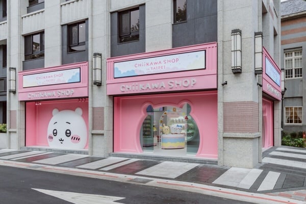 「CHIIKAWA SHOP in TAIPEI」吉伊卡哇台北常設店的粉紅色店門外觀，上方有巨大的吉伊卡哇笑臉。