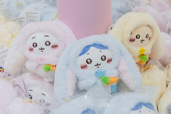 吉伊卡哇台北常設店開幕限定紀念商品「垂耳兔玩偶吊飾」，包含吉伊卡哇、小八貓與兔兔三種款式。