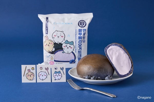 7-ELEVEN限定販售的「吉伊卡哇 x 延世大學藍莓優格風味生乳包」，包裝上有吉伊卡哇圖案，並附贈隨機角色小卡貼。