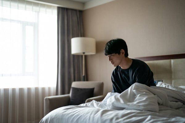 趙露思憂鬱導致失語！10個憂鬱症軀體化症狀：肌肉痙攣、骨頭痠痛，「這個」情況要小心