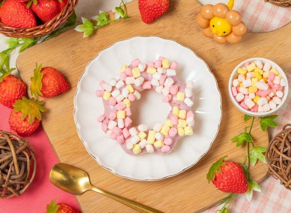買一送一！Mister Donut草莓季開跑，7款草莓藍莓甜甜圈必吃再享優惠、買一送一