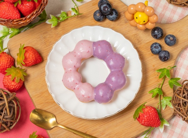 買一送一！Mister Donut草莓季開跑，7款草莓藍莓甜甜圈必吃再享優惠、買一送一