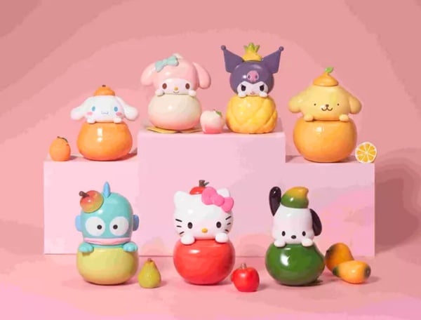 Kitty粉收！7-11開賣三麗鷗蛇年Hello Kitty3種尺寸可愛必收！加碼三麗鷗水果公仔超萌