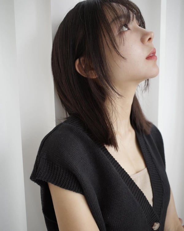 2025「中長髮」髮型範本30款：羊毛捲、層次髮超顯臉小，各種臉型都百搭！