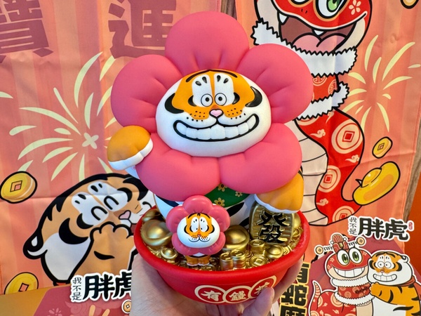 7-11「我不是胖虎新年系列」集點！胖虎 有錢花存錢筒、吊飾購物袋、 舉元寶公仔超欠收