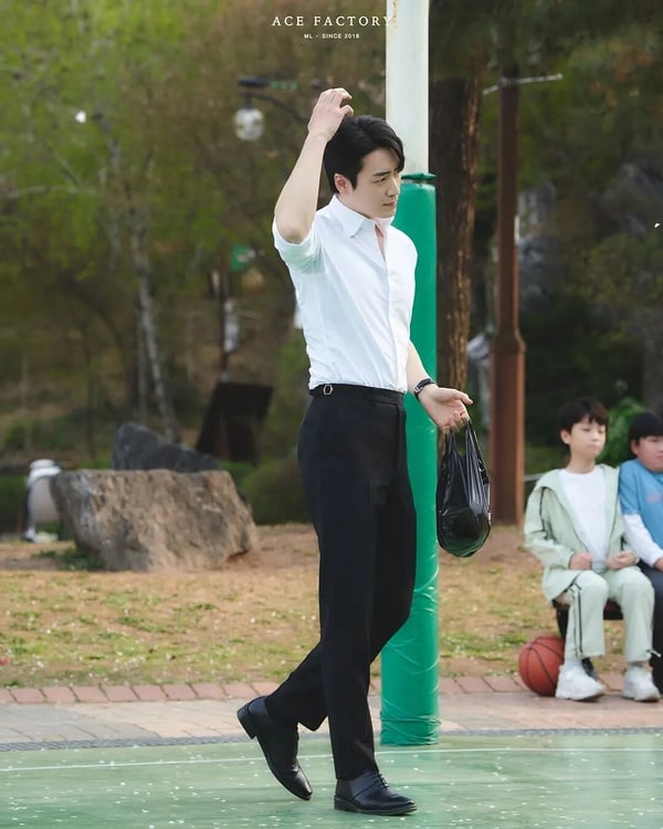 8位「身高180以上」韓劇男神！《我的完美秘書》李浚赫181算矮了，他高到朴敏英親不到