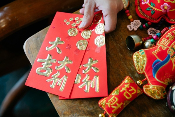 2025紅包金額行情公開！社會新鮮人第一年該包多少？紅包數字禁忌、收發禮儀一次看！