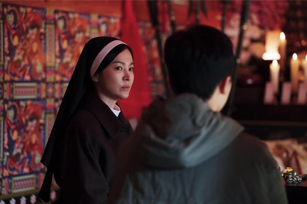 《闇黑修女》8個幕後故事：宋慧喬電影開拍前半年學抽菸，「他」朝宋慧喬吐口水超焦慮