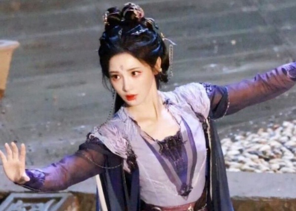 古裝大男主劇誰的後宮最美？《大奉打更人》田曦薇靈動，《暗河傳》彭小苒紫衣造型仙氣