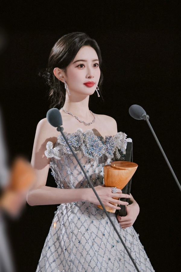 業內票選2024好感藝人Top10!《九重紫》孟子義第4，《大奉打更人》王鶴棣第2，冠軍是她