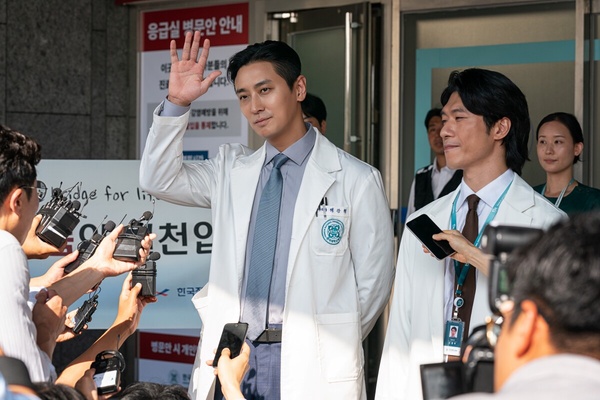 《外傷重症中心》登Netflix全球榜TOP3！作者暗示「有第二季」，朱智勛、秋英宇回應了