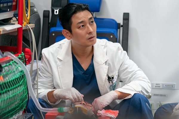 《外傷重症中心》登Netflix全球榜TOP3！作者暗示「有第二季」，朱智勛、秋英宇回應了