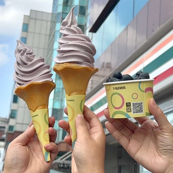 7-11「藍莓起司霜淇淋」新登場！限時3天買一送一，草莓乳酸思樂冰、莓好果粒冰茶必喝